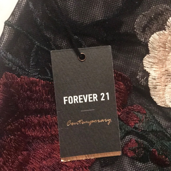 Lace Appliqué Flower Top - Picture 4 of 4